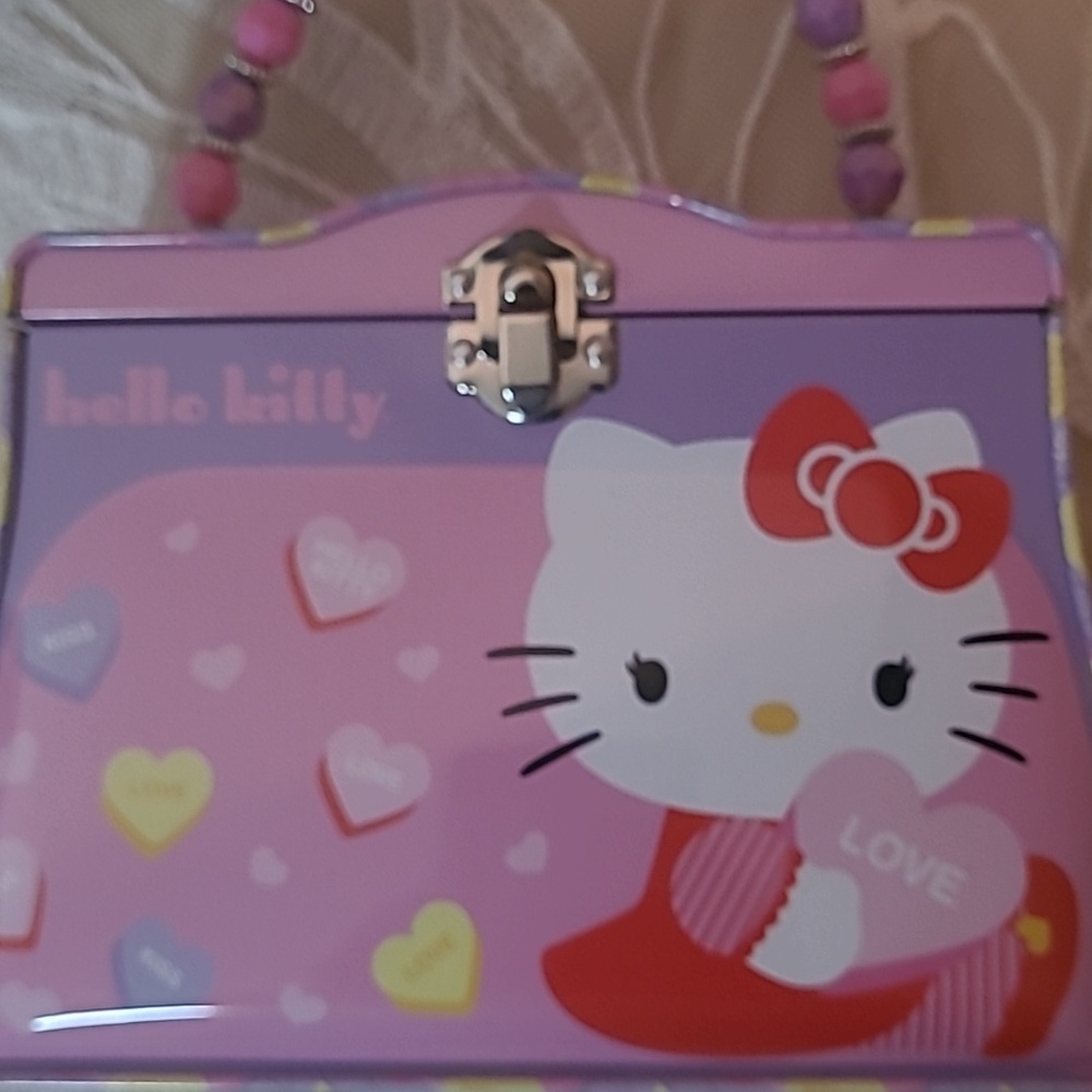 Hello Kitty Pink and Purple Heart Tin Purse (2011) - Picture 3 of 11